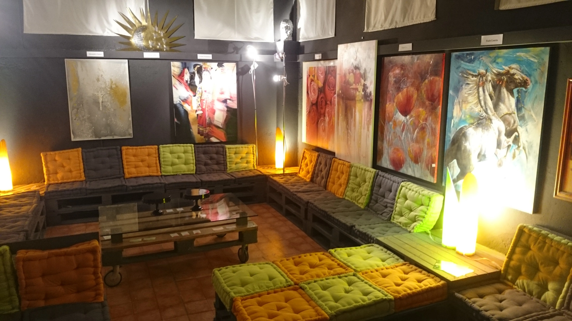 Allestimento creativo stile Fuorisalone Milano della sala Lounge con quadri d'arte, ideale per convention aziendali e aperitivi corporate.